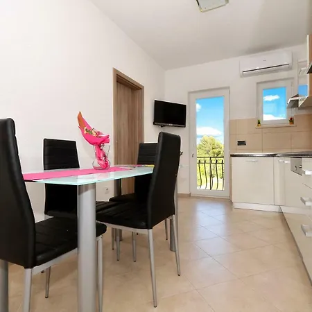 Appartement Caleta 1 *